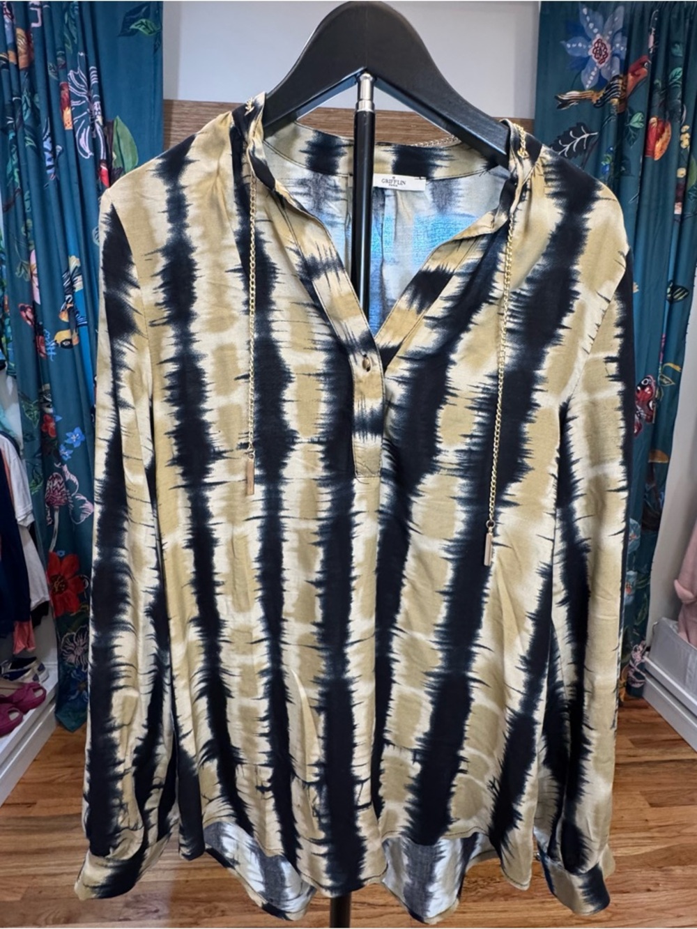 Womens Grifflin Paris Navy and Tan Blouse with Gold Accents Size S